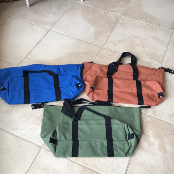 A bundle of three duffel  bag - Picture 5 of 16